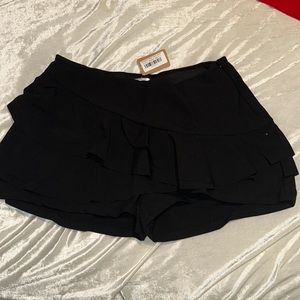 NWT VESTIQUE Seasons Must Have Black Skort
